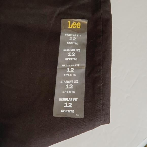 Lee Women's Petite Relaxed Fit Straight Leg Jeans - Picture 4 of 11